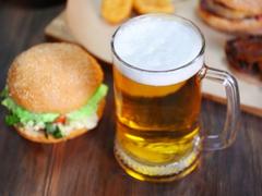 お酒を飲むとジャンクフードが食べたくなる現象の科学的説明