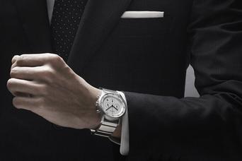テクノロジーはバンドに託した。スーツにも似合うスマートウォッチ「wena wrist」とは?