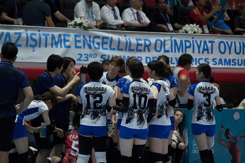 聴覚障害を持つ「最強」バレーチームを率いる、元全日本選手のマネージメント術