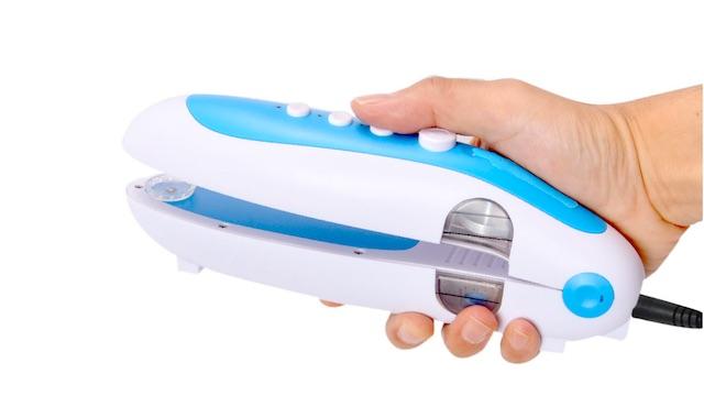 はさんで、洗う。超音波洗浄で汚れをごっそり落とす「ハンディ洗濯機