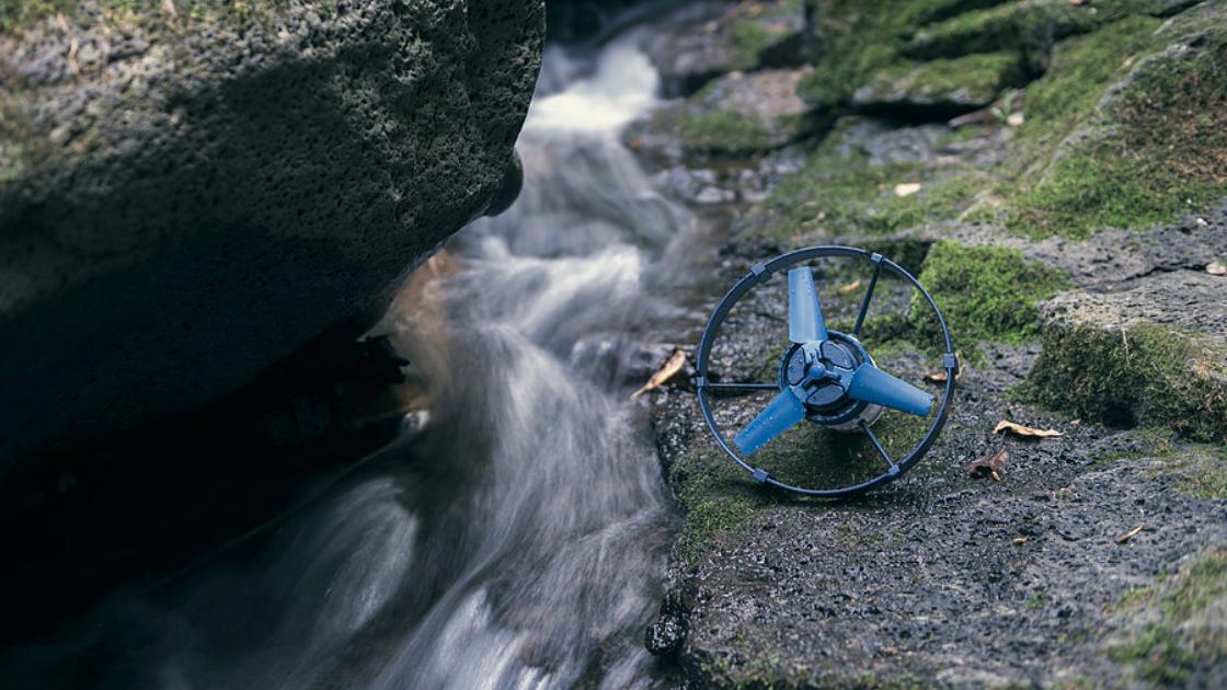 川遊びやキャンプで活躍しそうなスマホを2回満充電できる水力発電機