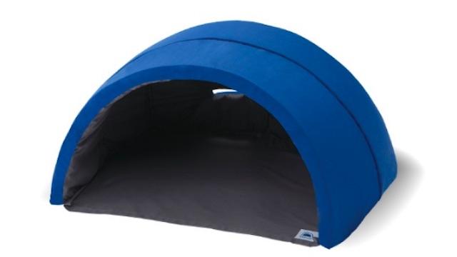 かぶって寝るだけ。音と光を遮断する快眠ドーム「IGLOO