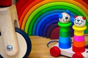 おもちゃが少ないほうが、子どもは独創的に遊ぶ：研究結果