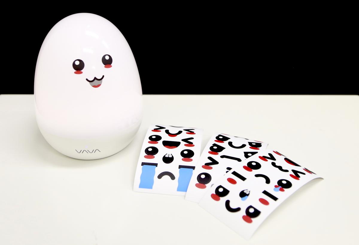 タッチで簡単に調光可能。子ども部屋からアウトドアまで使えるタマゴ型