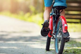補助輪なしで自転車の乗り方をマスターする方法