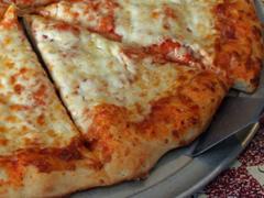 食べ残したピザは冷蔵庫で保管すべき？ それとも常温？