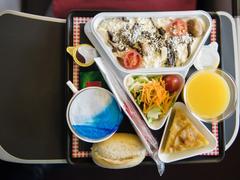 結論から言うと、飛行機の機内食は｢おかわり｣できます