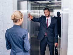 エレベーターに乗るときの正しいマナーとは