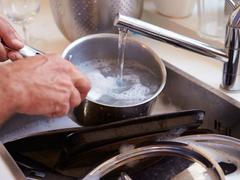 汚れた食器や鍋を、水に浸けてシンクに置きっぱなしにしていませんか？