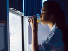 夜の11時半に食べたら太る？ 満腹で寝るとどうなる？