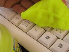 汚れたスマホやキーボードの掃除は拭かずにくっつけるとはかどる | ライフハッカー・ジャパン