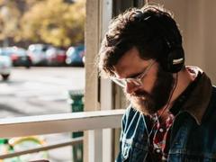 最新のWindows10では、アプリごとに｢スピーカー｣か｢ヘッドフォン｣を選択できる