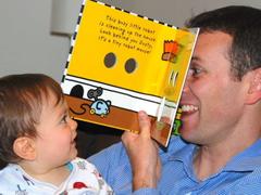 動画より、絵本の読み聞かせが子どもの脳の発達に良い理由