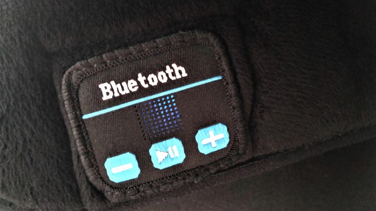 コードレスで音楽が聴けるアイマスクで、どこでも心地よい眠りを