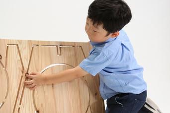 本格的な木工家具をプラモ感覚で作れる『木it（キット）』なら親子で楽しく学べそう