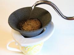 コーヒーやお茶がまろやかに。水道水もろ過できるコスパ良しな有田焼フィルター【今日のライフハックツール】