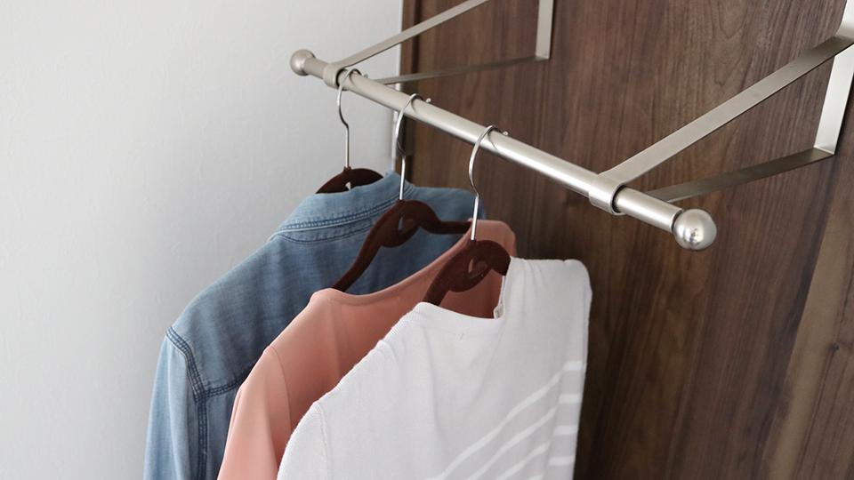 ニトリのドアハンガーロッドが秋服でパンパンの収納をお助けします ライフハッカー ジャパン