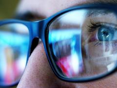 米国眼科学会｢ブルーライトは失明させない。PC用メガネも推奨しない｣
