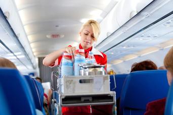 機内でより良いサービスを受けられる座席は、前方？ それとも後方？