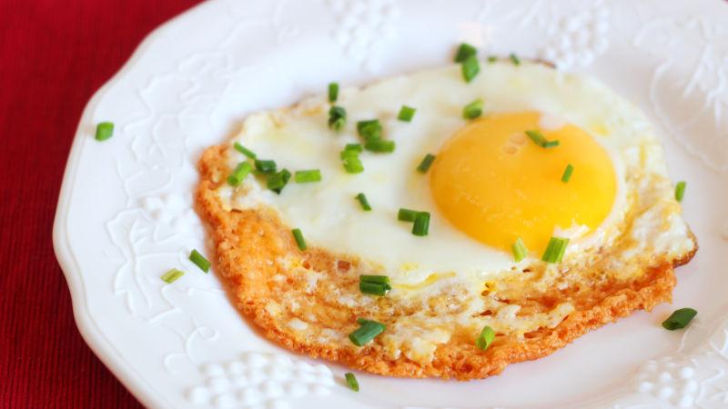 焼いたチーズに目玉焼きを合わせた朝食用レシピがおすすめ | ライフ