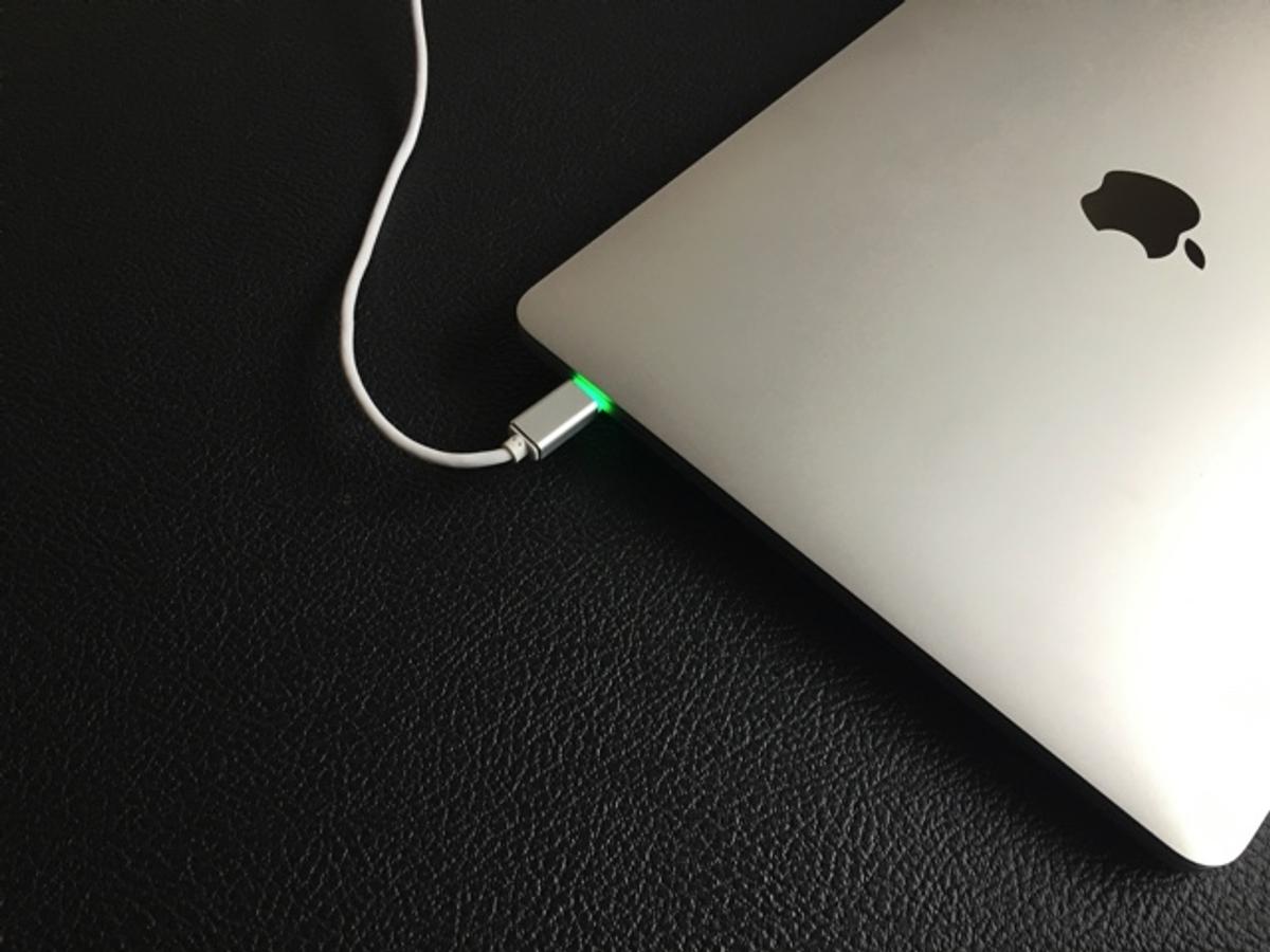 USB Type-CのMacBookを開かなくても充電状況がわかるLEDつき充電 