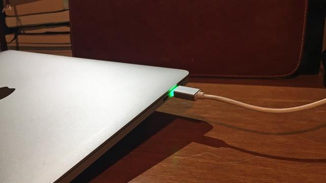 USB Type-CのMacBookを開かなくても充電状況がわかるLEDつき充電