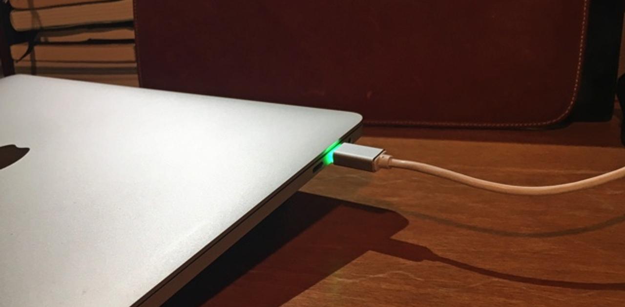 USB Type-CのMacBookを開かなくても充電状況がわかるLEDつき充電 