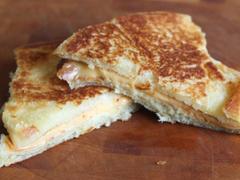 朝食に食べたい！ ロールパンで極上のグリルチーズロールを作るコツ