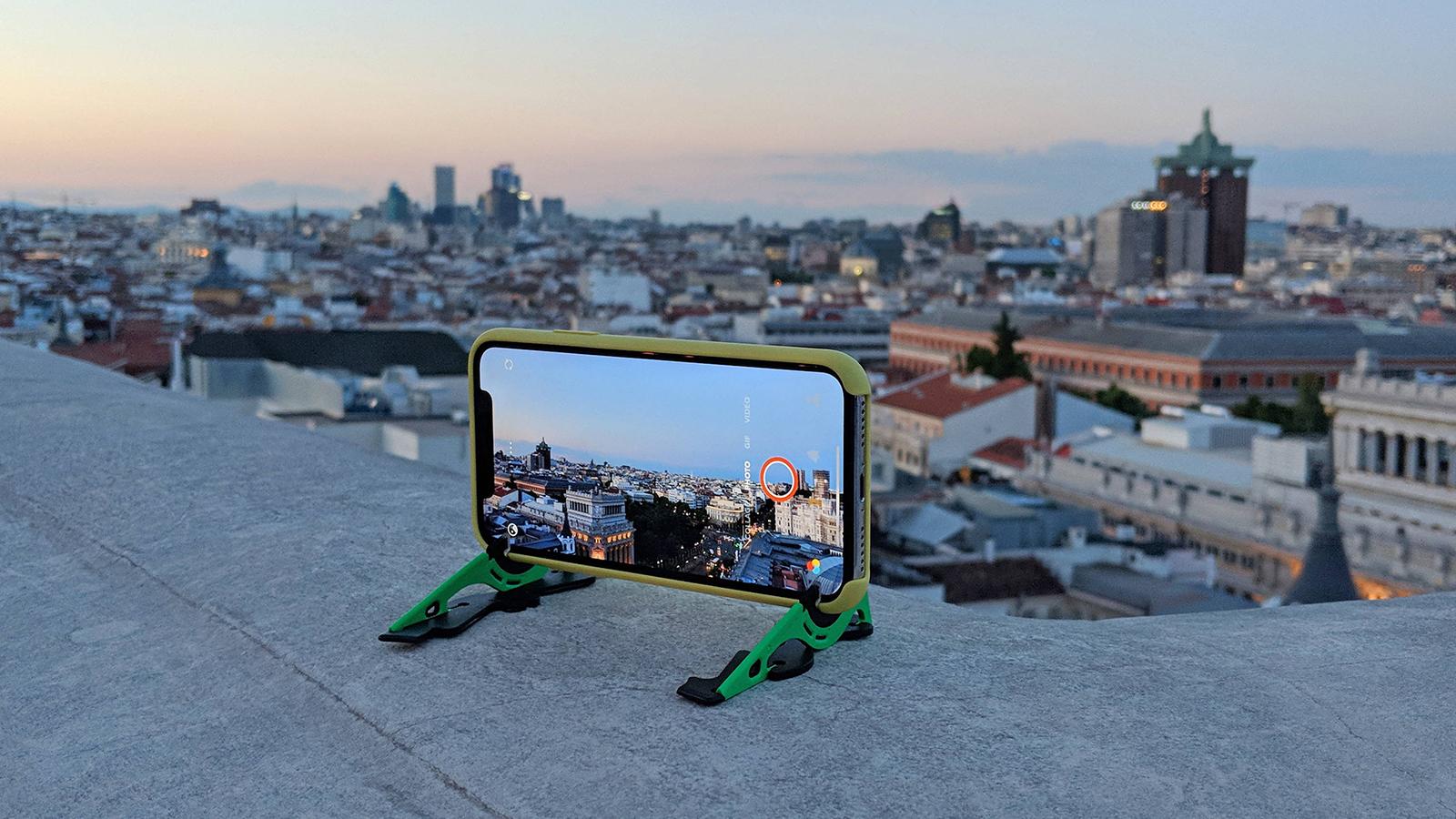 財布のカード入れに収まる薄さと軽さ。狙った微妙な角度で撮影可能な