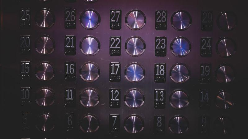 エレベーターに閉じ込められた時の対応策:平常心を保つ