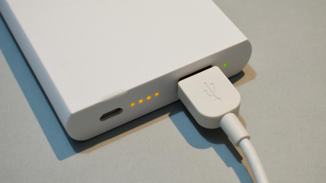 熱くならないSONYのモバイルバッテリーは長寿命で安心、チャージスルー