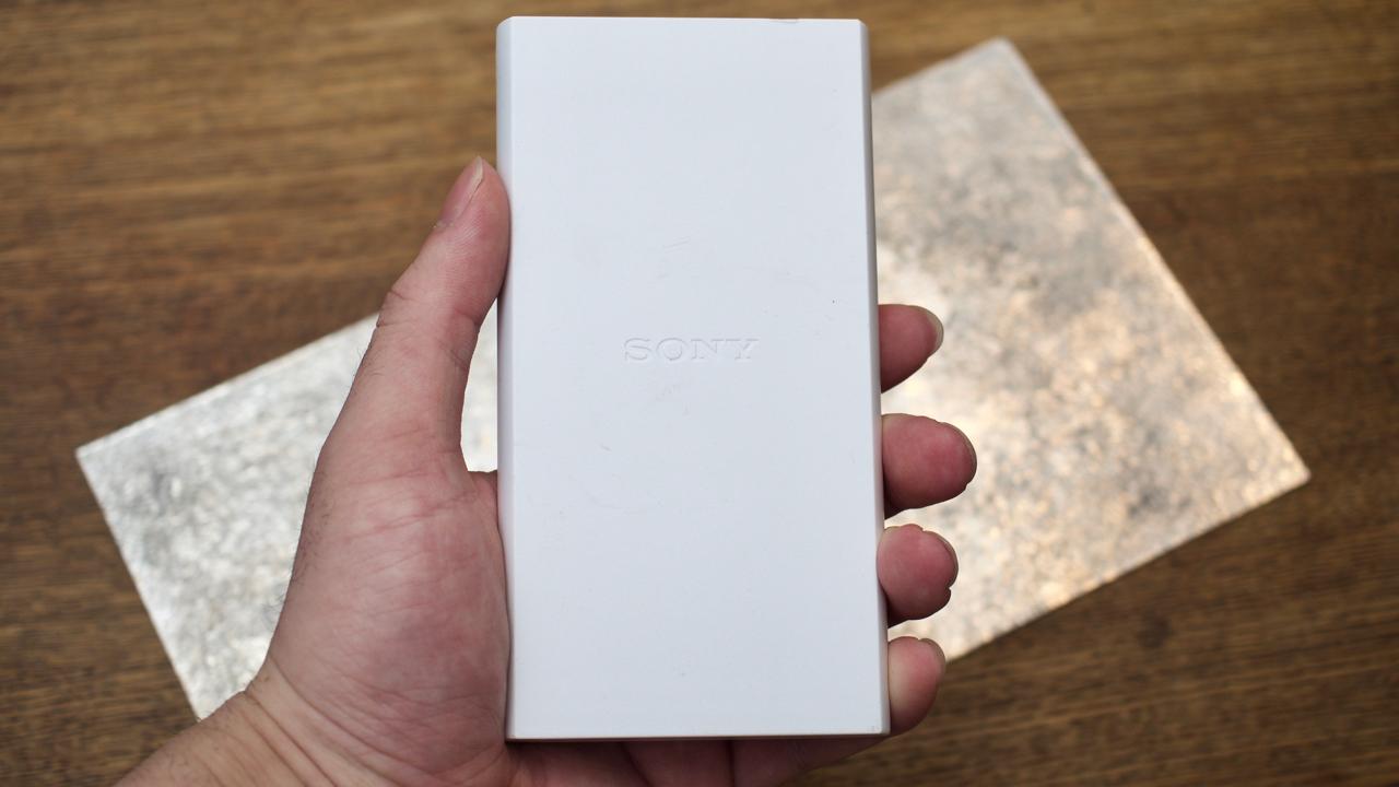 熱くならないSONYのモバイルバッテリーは長寿命で安心、チャージスルー