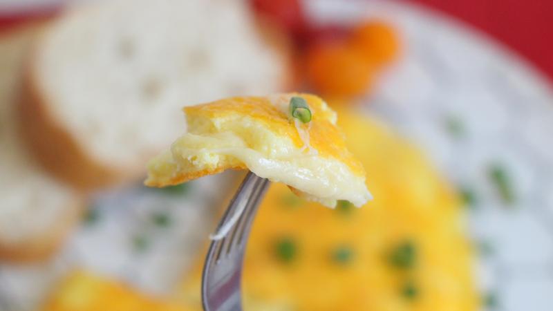 チーズオムレツをフォークで食べる