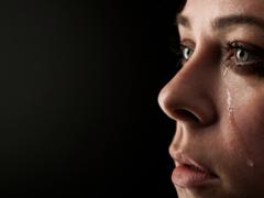 泣くことの効用と、泣きたいときに涙を流す4つの方法