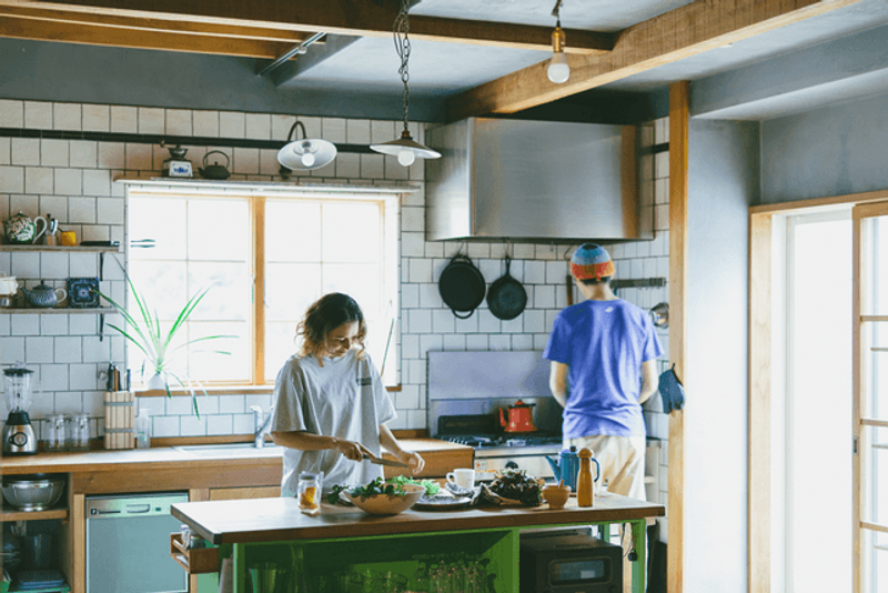 室内で料理をする男女