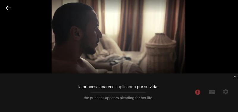 Netflixで動画を見ている男性