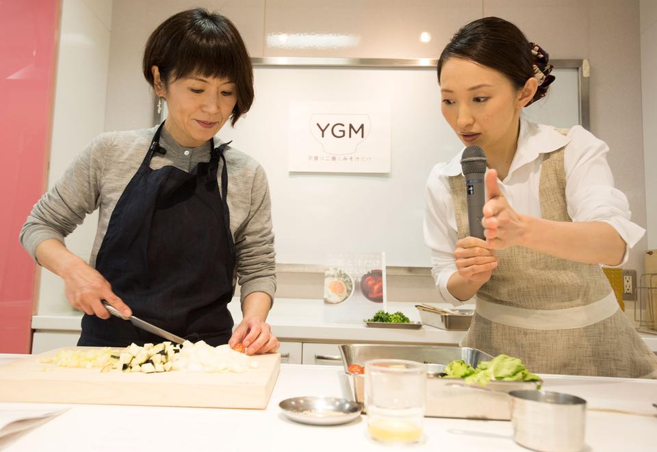 調理をするワタナベマキさんとミソガールミソガール藤本智子さん