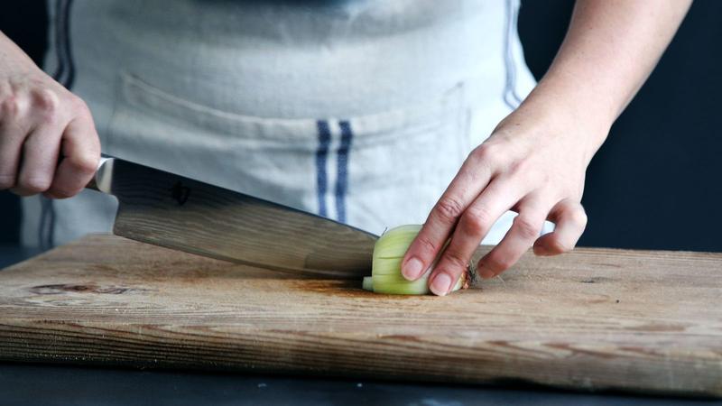 玉ねぎ料理・調理の裏技。みじん切り薄切りを楽にする方法