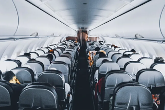 子連れで飛行機に乗るなら「優先搭乗」が、ベストとは限らない