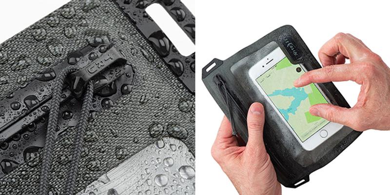 「RUNOFF WATERPROOF POCKET」はスマホを入れたまま操作できる