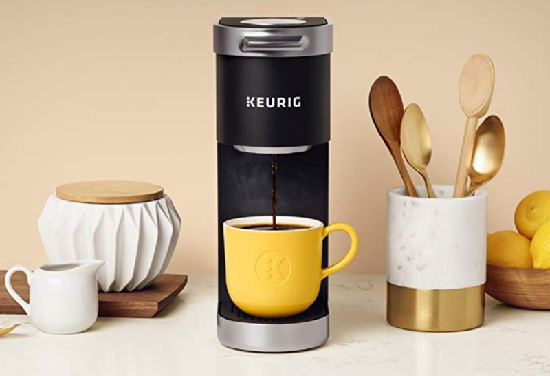 マグカップの幅で置けるカプセルコーヒーメーカー。ちょっとした隙間に