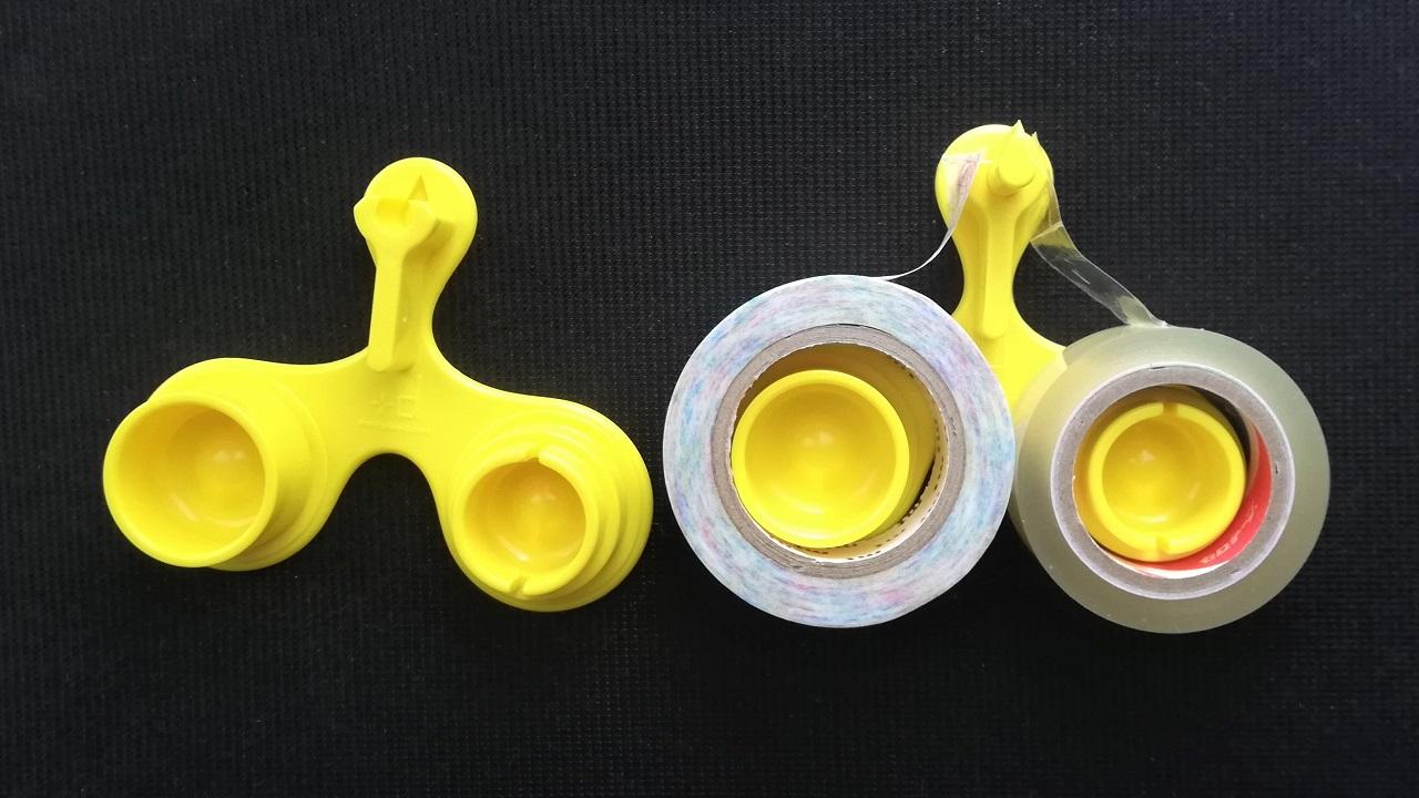 2種類のテープ型の文房具をセットし、1つの刃で別々に切れるコンパクト