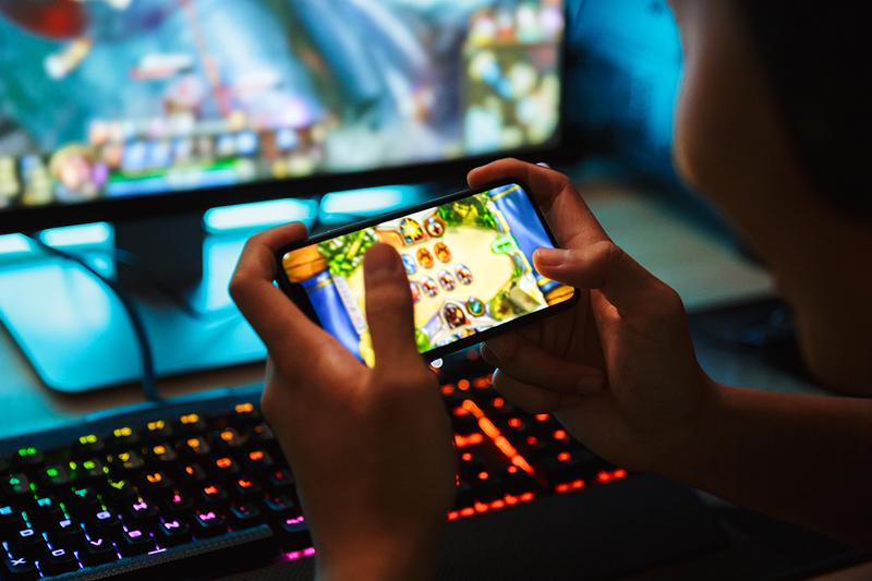 スマホゲームをプレイする子供