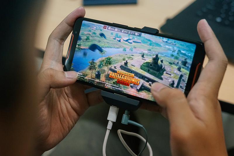 スマホゲームをプレイする子供