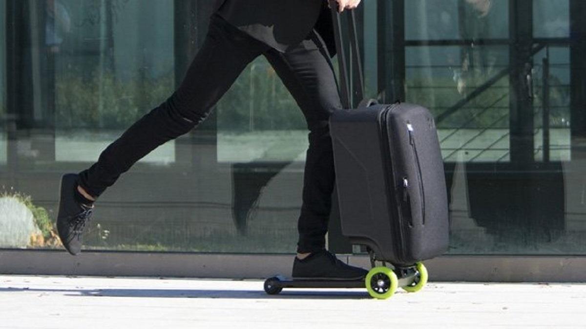 キックスクーターになるスーツケース。旅行の重い荷物が乗りものに変身 