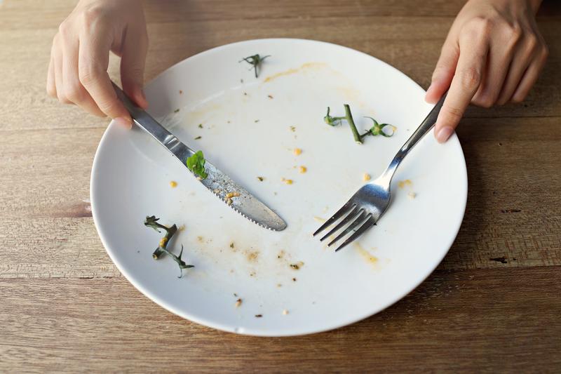 食べ終わった食器、ナイフとフォーク