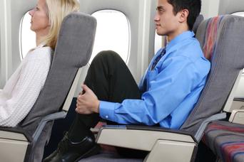 デルタ航空が座席のリクライニング幅を半減。これ、航空業界に広まるかもしれません