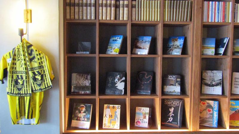 LIBRARY ＆ HOSTEL 武相庵のカフェスペース壁の本棚