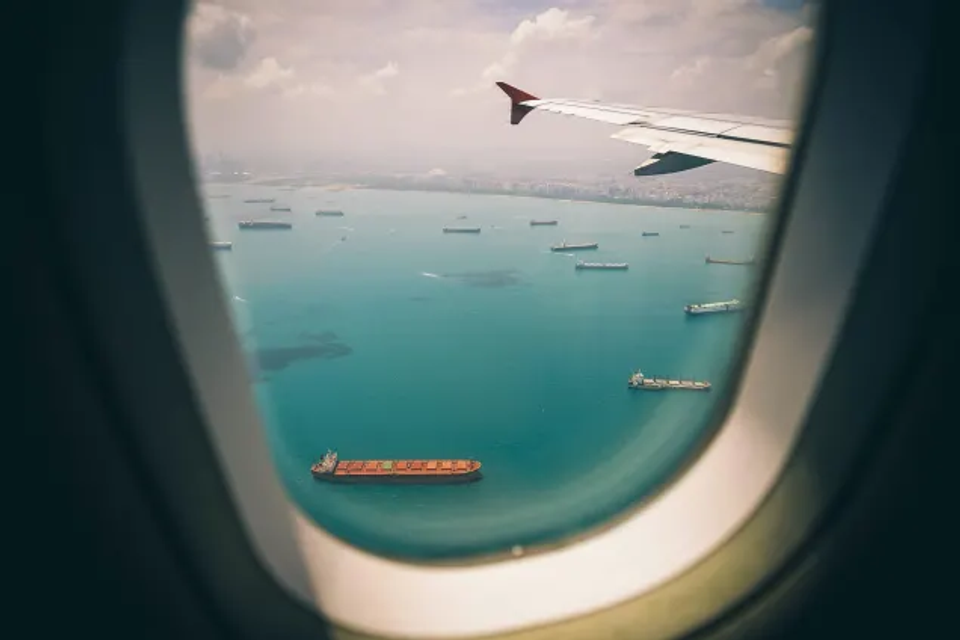 機内から見た船の浮かぶ海