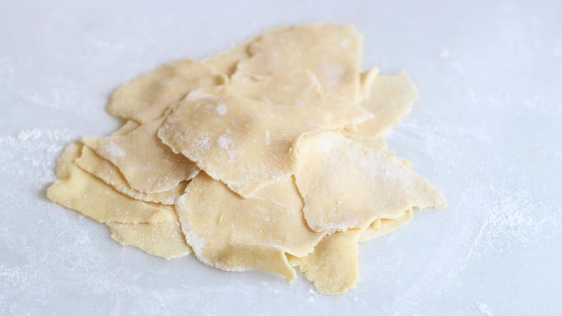 山積みにしたシート状生パスタ